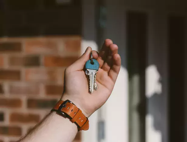 closeup-of-person-hand-holding-keys-with-blurred-background-(1)