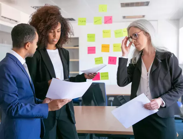 hommes-affaires-confiants-discutant-donnees-analytiques-gestionnaires-experimentes-reussis-costumes-bureau-se-reunissent-dans-salle-conference-strategie-planification-concept-travail-equipe-entreprise-gestion